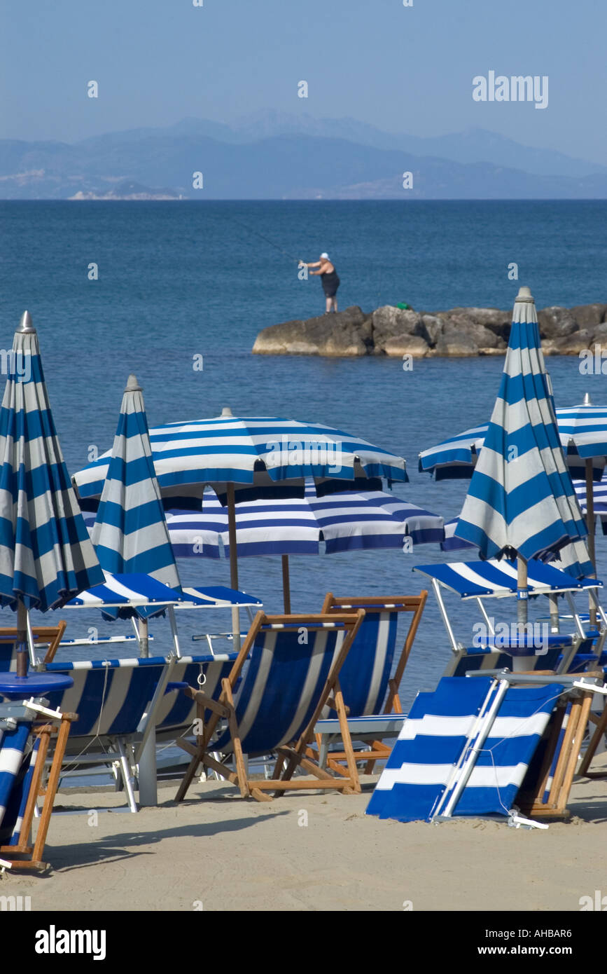 Sedie A Sdraio E Pescatore Sulla Spiaggia Di Follonica