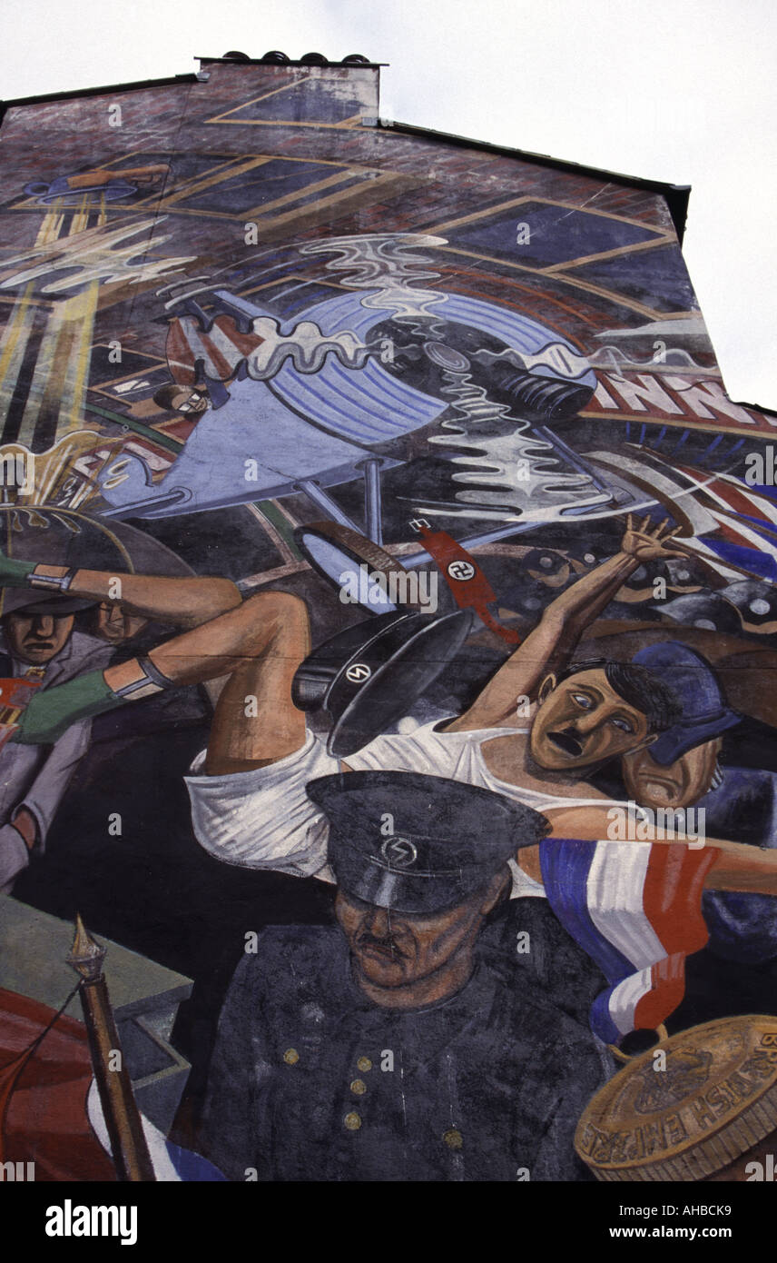 Un anti murale fascista nella scena Londinese della battaglia di cavo St contro Oswald Mosleys fascisti , East London , REGNO UNITO Foto Stock
