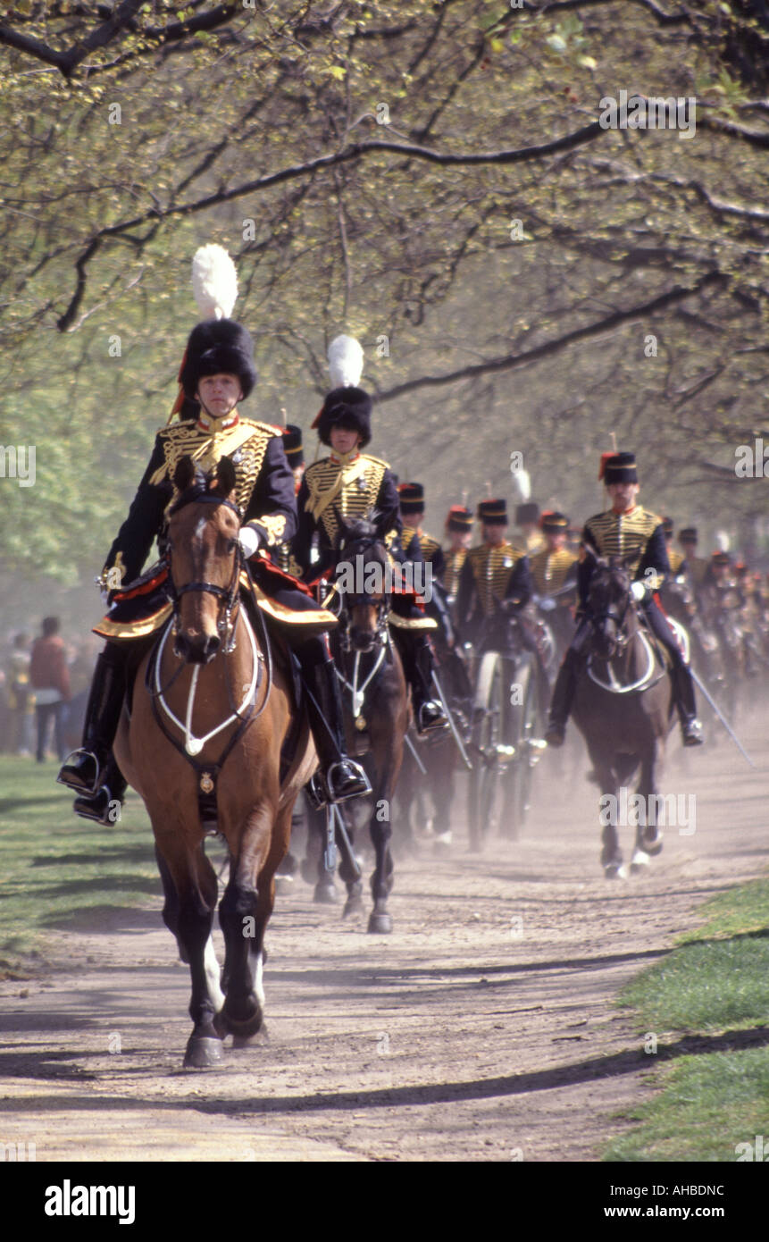 Chiudere fino a Kings truppa cavallo Royal Artillery soldati in uniforme a cavallo di distanza dopo la cottura la pistola omaggio per Queen Elizabeth Green Park Londra Inghilterra REGNO UNITO Foto Stock