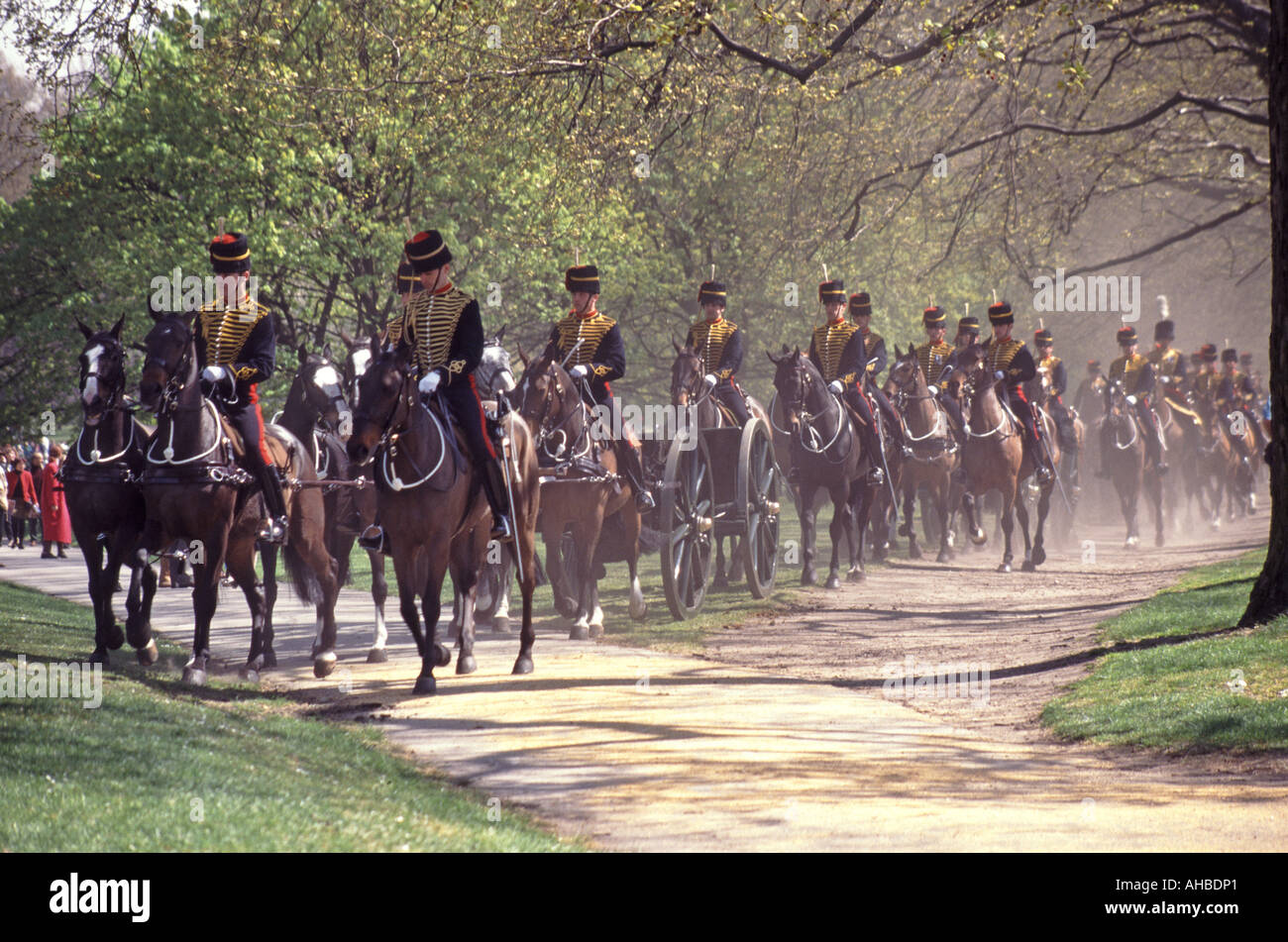 Kings truppa cavallo Royal Artillery soldati di cavalleria in uniforme con la pistola di equitazione Trasporto via dopo il saluto cerimoniale impolverata Green Park Londra Inghilterra REGNO UNITO Foto Stock