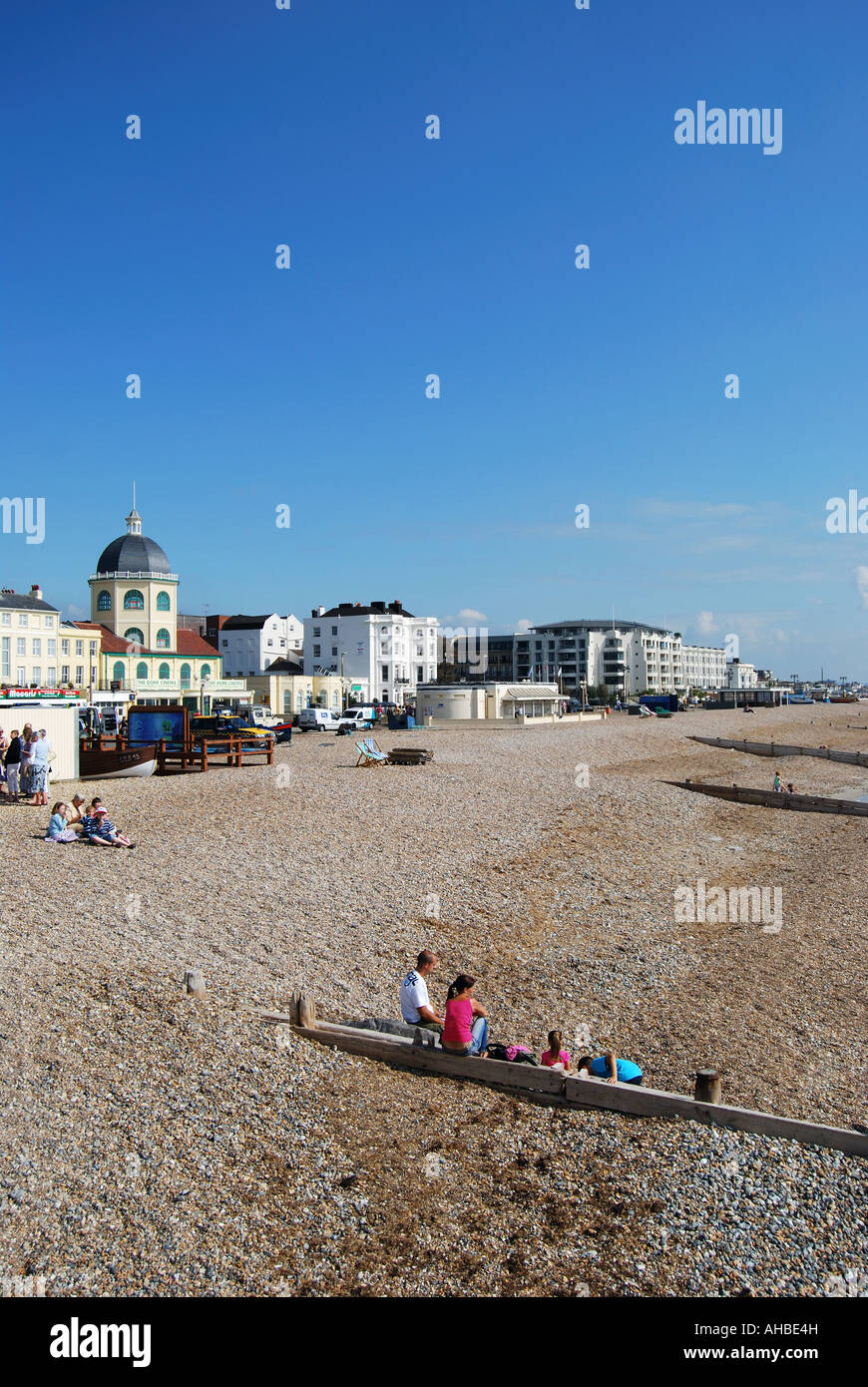 Spiaggia e il lungomare con vista da Worthing Pier, Worthing, West Sussex, in Inghilterra, Regno Unito Foto Stock