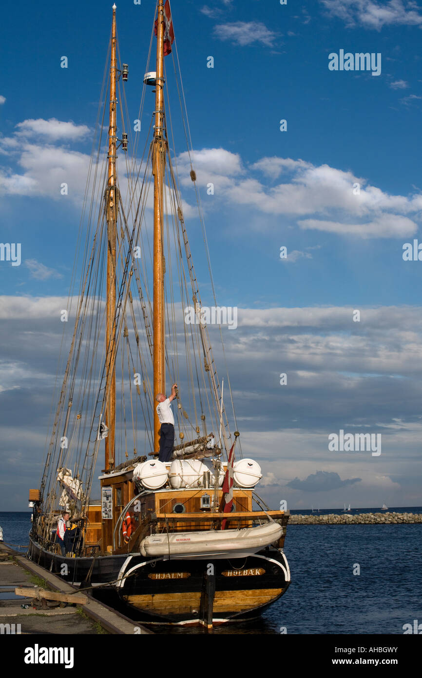 Antiche imbarcazioni a vela di legno e marinaio lavorando- Kerteminde, Danimarca Foto Stock