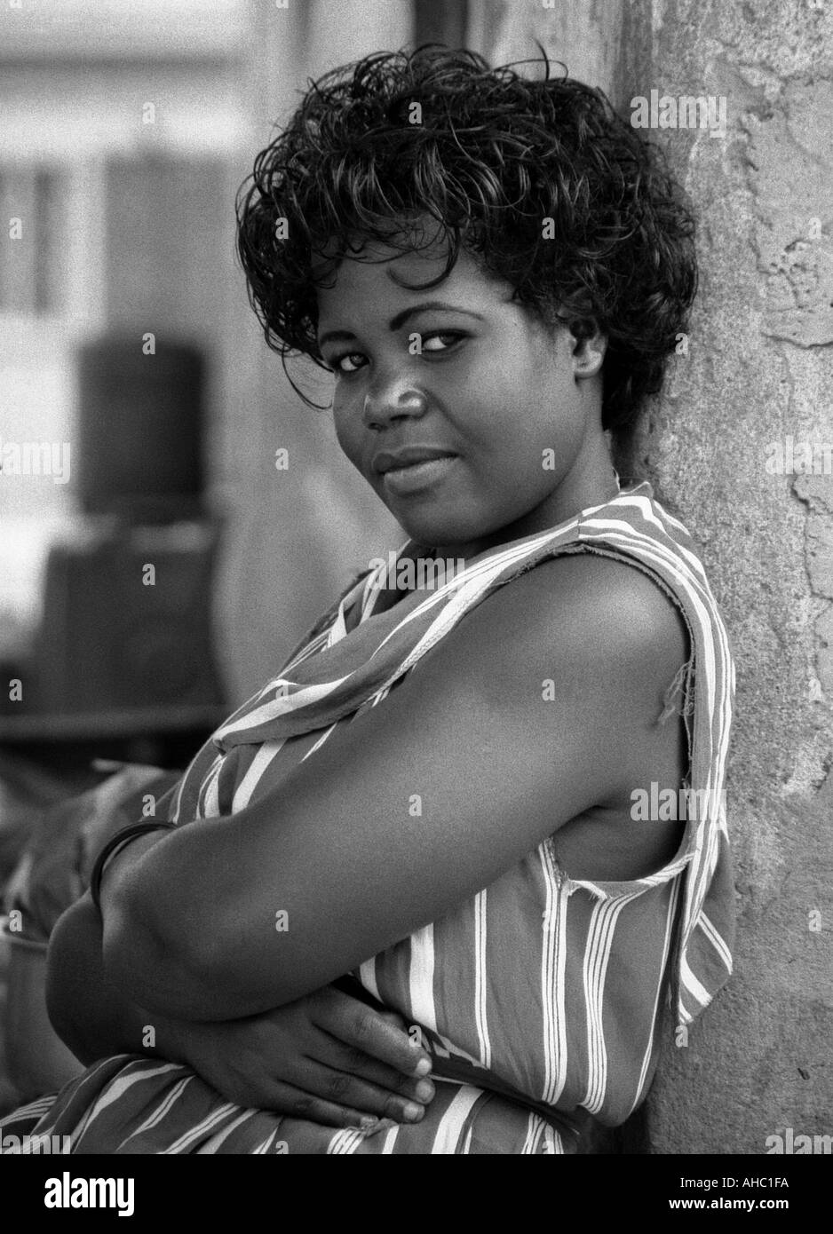 Ritratto di donna nera flirtare con fotocamera epitomizing forza e bellezza di tutte le donne africane Lusahunga Tanzania Africa orientale Foto Stock