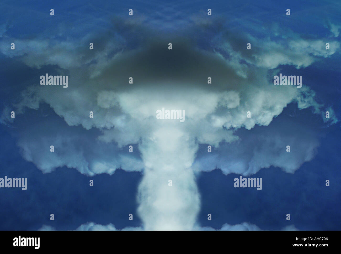 Composizione astratta di un fungo il cloud sul cielo blu Foto Stock