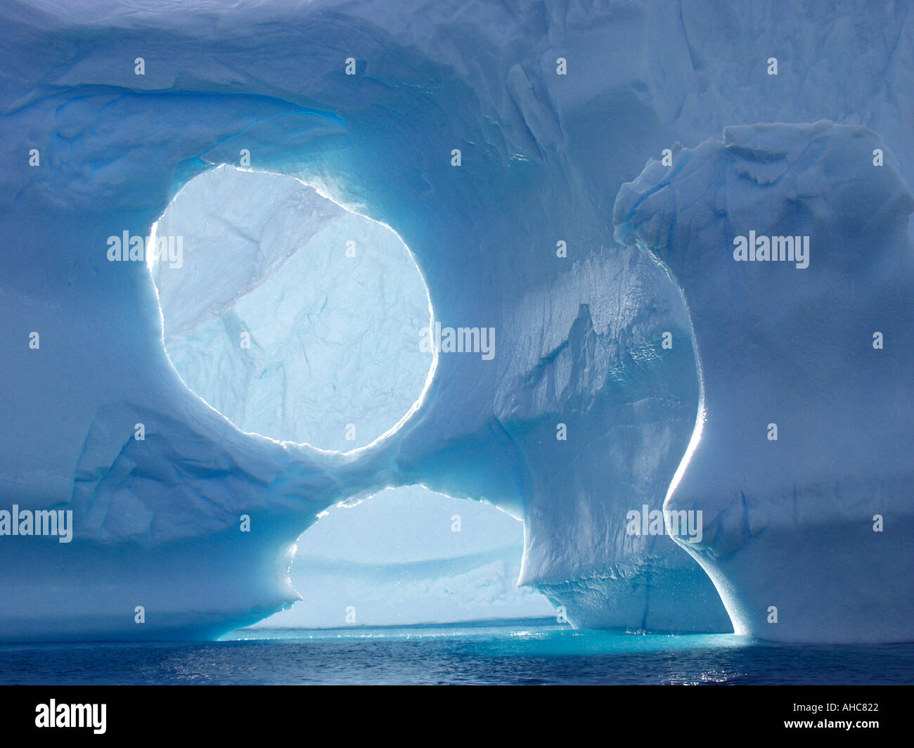 Un grande blu iceberg presentata nel fondo della baia di Maxwell in 450 piedi di acqua sull'isola King George Antartide Foto Stock
