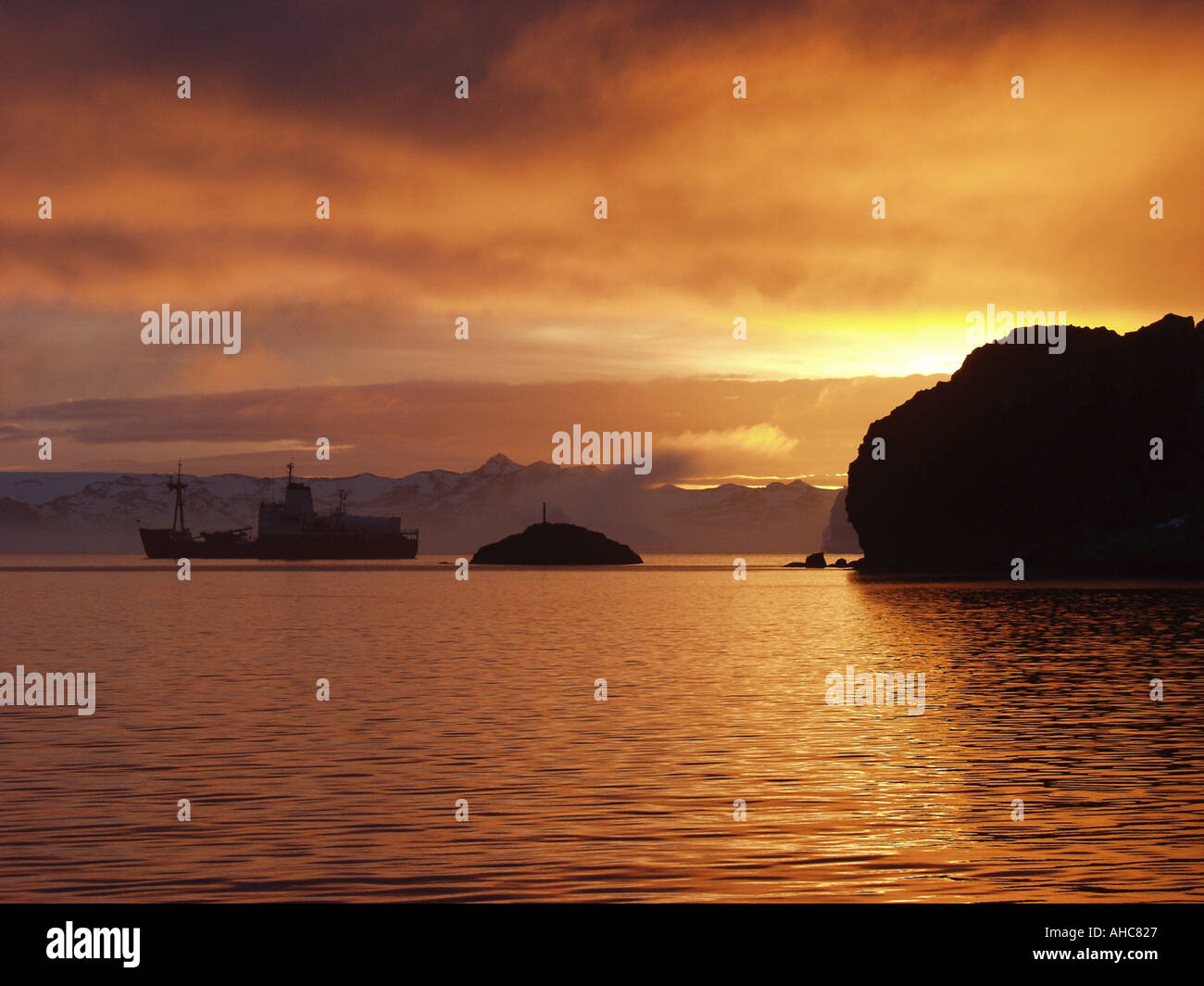 Sunrise over Maxwell Bay off sull'isola King George Antartide la nave è ancorata nella baia Foto Stock
