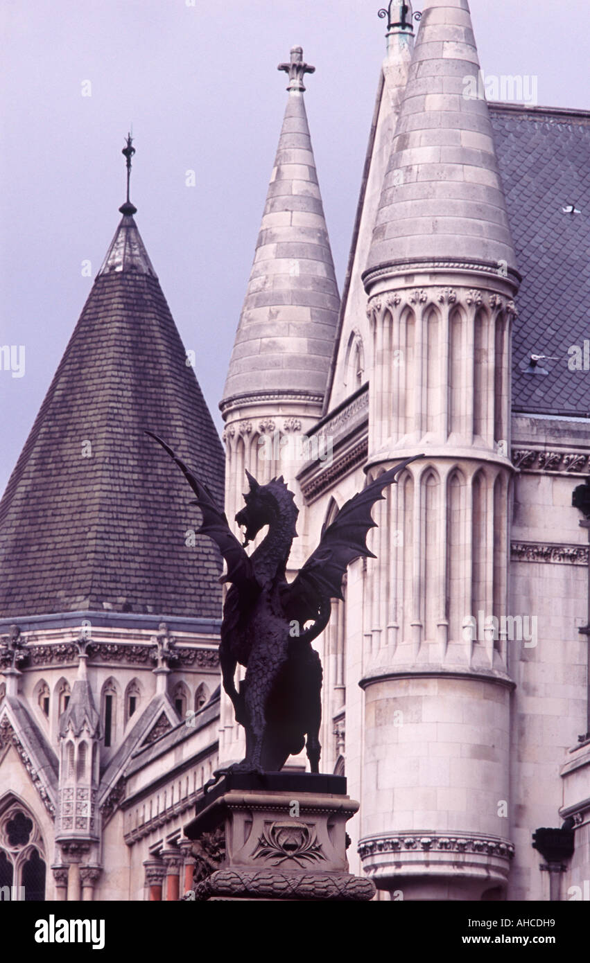 Drago - simbolo della città di Londra - in piedi in cima al Temple Bar sul Fleet Street prima di Royal Courts of Justice, City of London Foto Stock