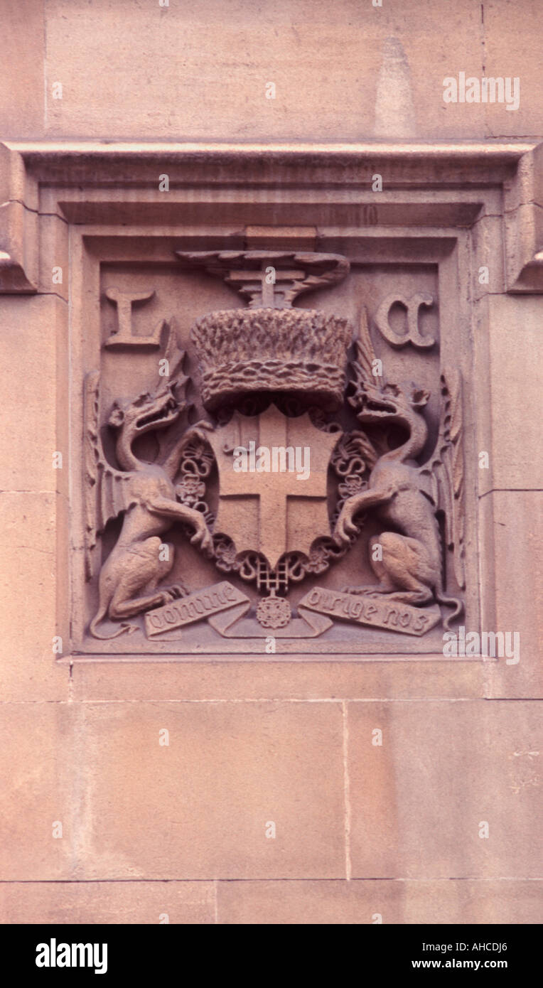 Due gotico vittoriano dragons entro lo stemma della città di Londra il St Dunstan nella Chiesa occidentale, Fleet Street Foto Stock