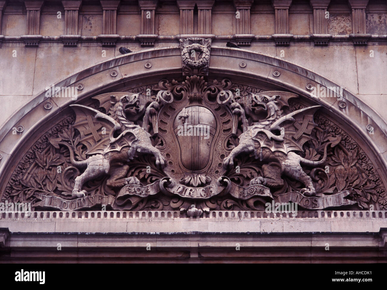 Due draghi e protezione: City of London stemma su ingresso est di Smithfield Market, città di Londra, Inghilterra Foto Stock
