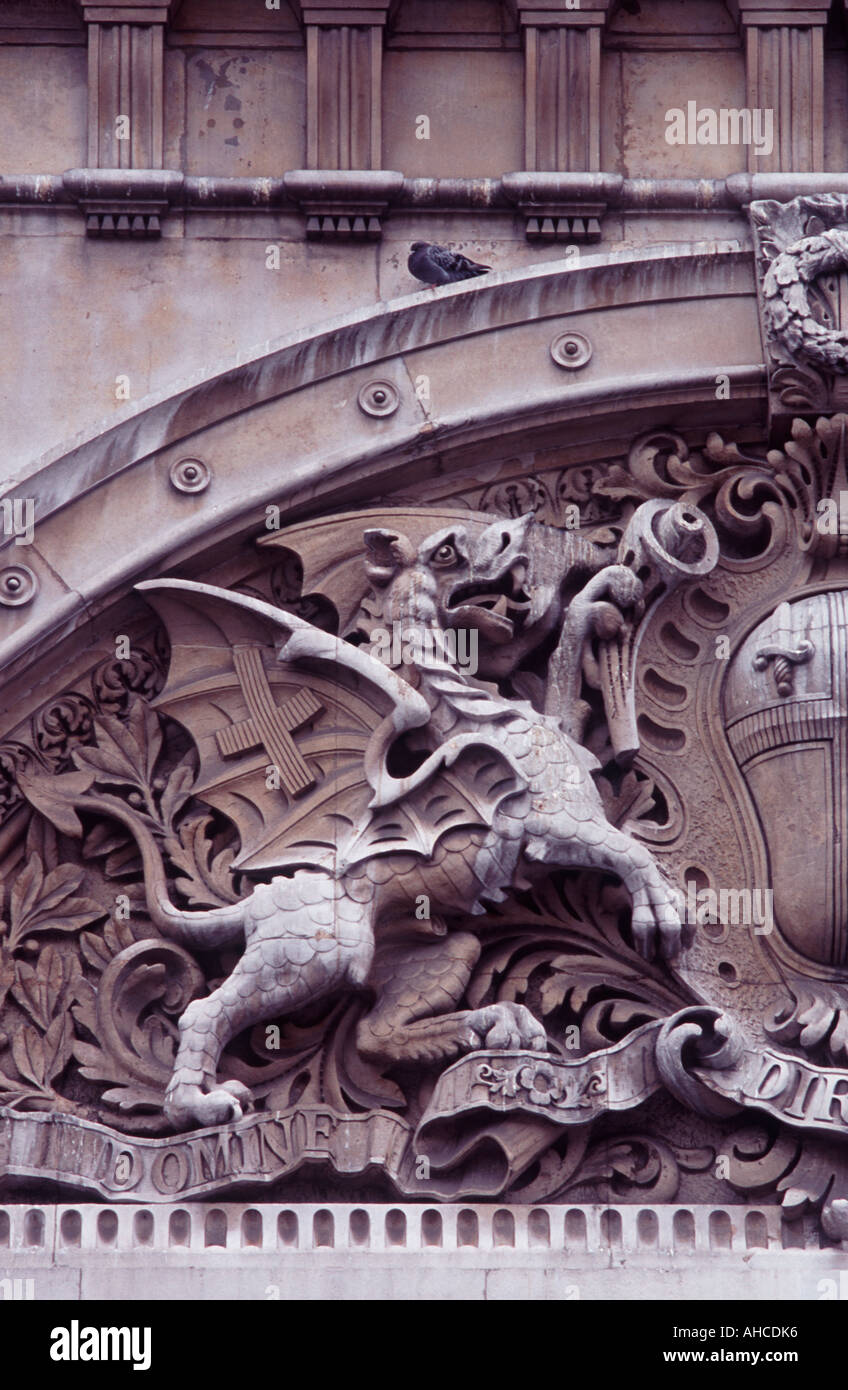 Dragon dettaglio sulla City di Londra, lo stemma scolpito su ingresso al mercato Smithfield, città di Londra, Inghilterra Foto Stock