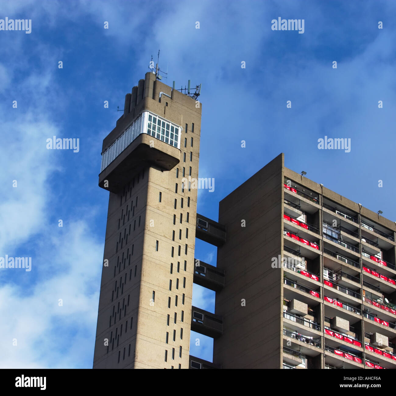 Trellick Tower un blocco residenziale progettato da Erno Goldfinger nel West London REGNO UNITO Foto Stock