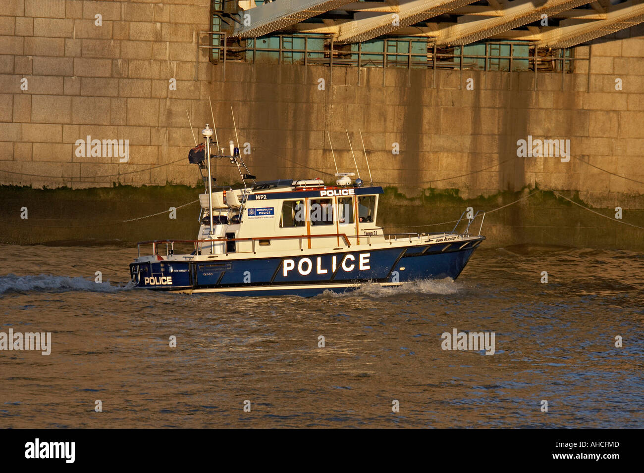 La polizia di lancio in barca passando sotto il Tower Bridge sul fiume Tamigi London SE1 Inghilterra Foto Stock