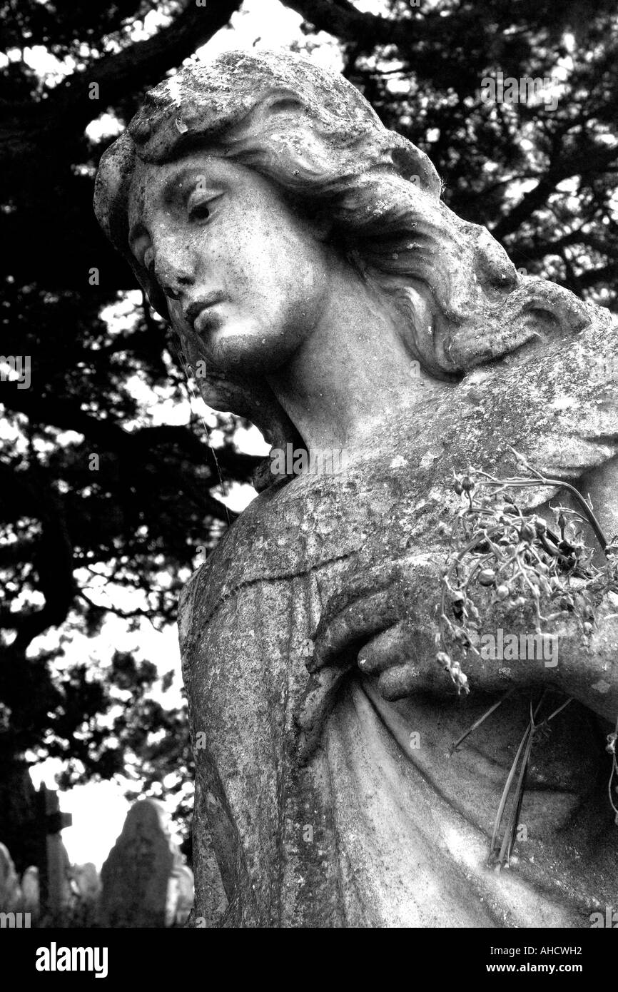 Alto contrasto immagine mono del cimitero lapide figura di donna malinconia Foto Stock