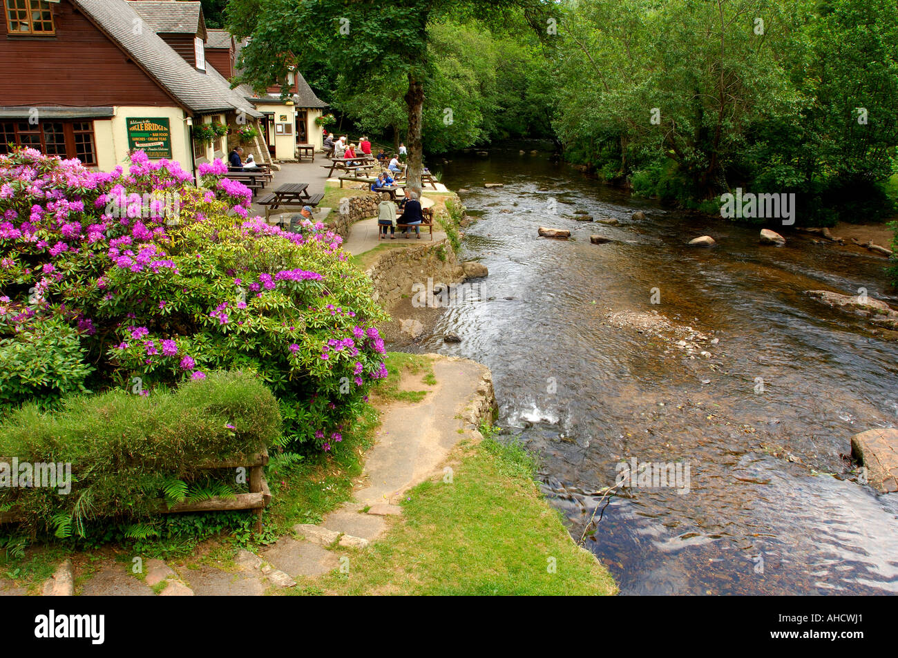 Per coloro che godono di un pranzo in un pub lungo il fiume nel cuore di Dartmoor Devon meridionale Foto Stock