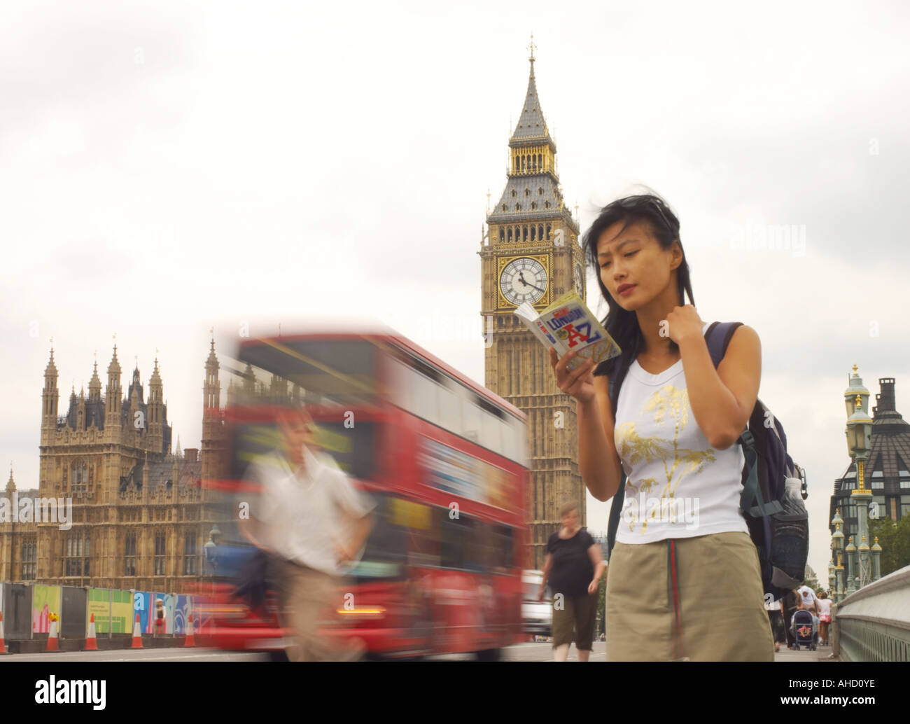Il coreano donna asiatica sul Westminster Bridge nella parte anteriore del Big Ben di Londra la lettura di una mappa con sfocato bus rosso a due piani in backgrou Foto Stock