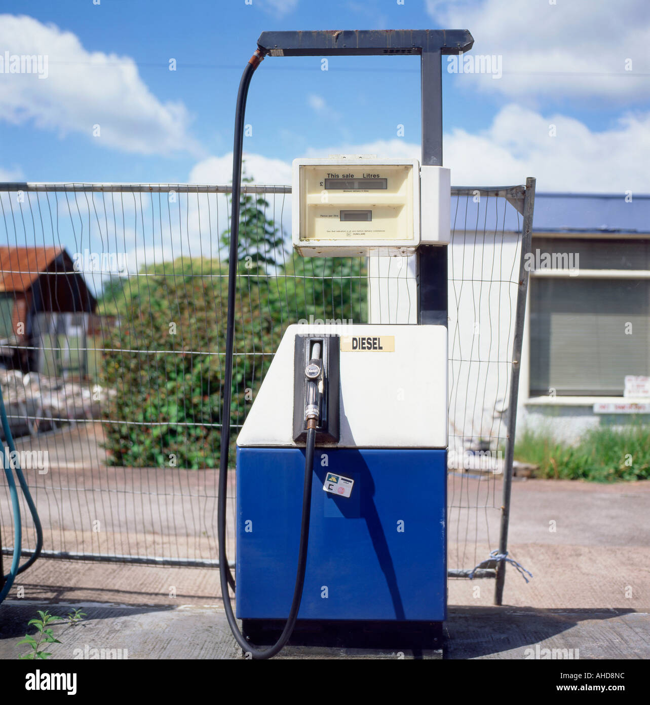 Un ridondante pompa diesel non in uso ad una chiusa stazione di benzina in Hay on Wye, Wales, Regno Unito KATHY DEWITT Foto Stock