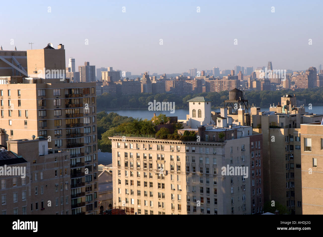 Vista di Central Park il serbatoio e la parte superiore lato ovest dal lato est superiore guardando ad ovest in NYC Foto Stock