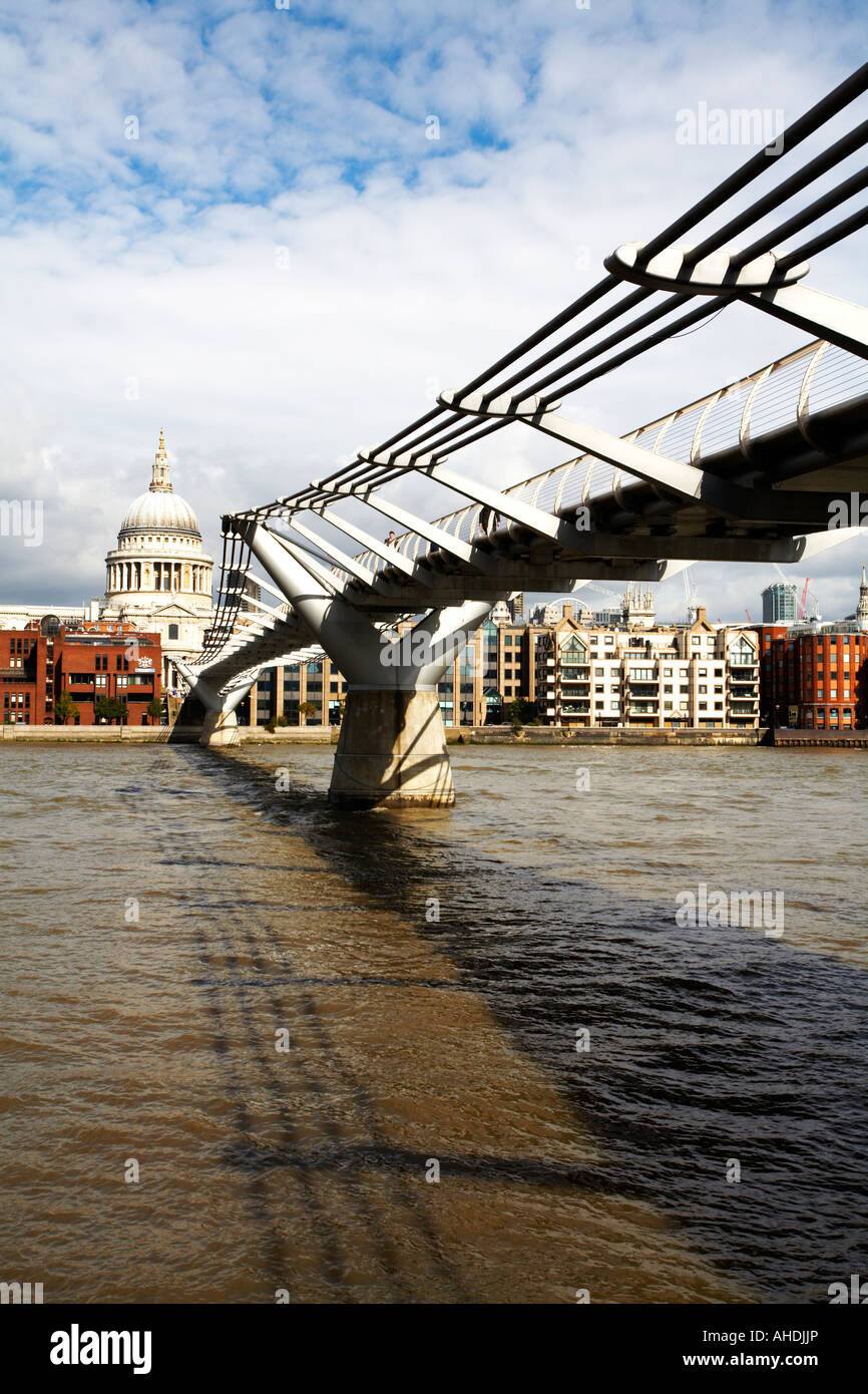 Europa Regno Unito Londra Millennium Bridge St Paul 's Cathedral Fiume Tamigi City of London Foto Stock