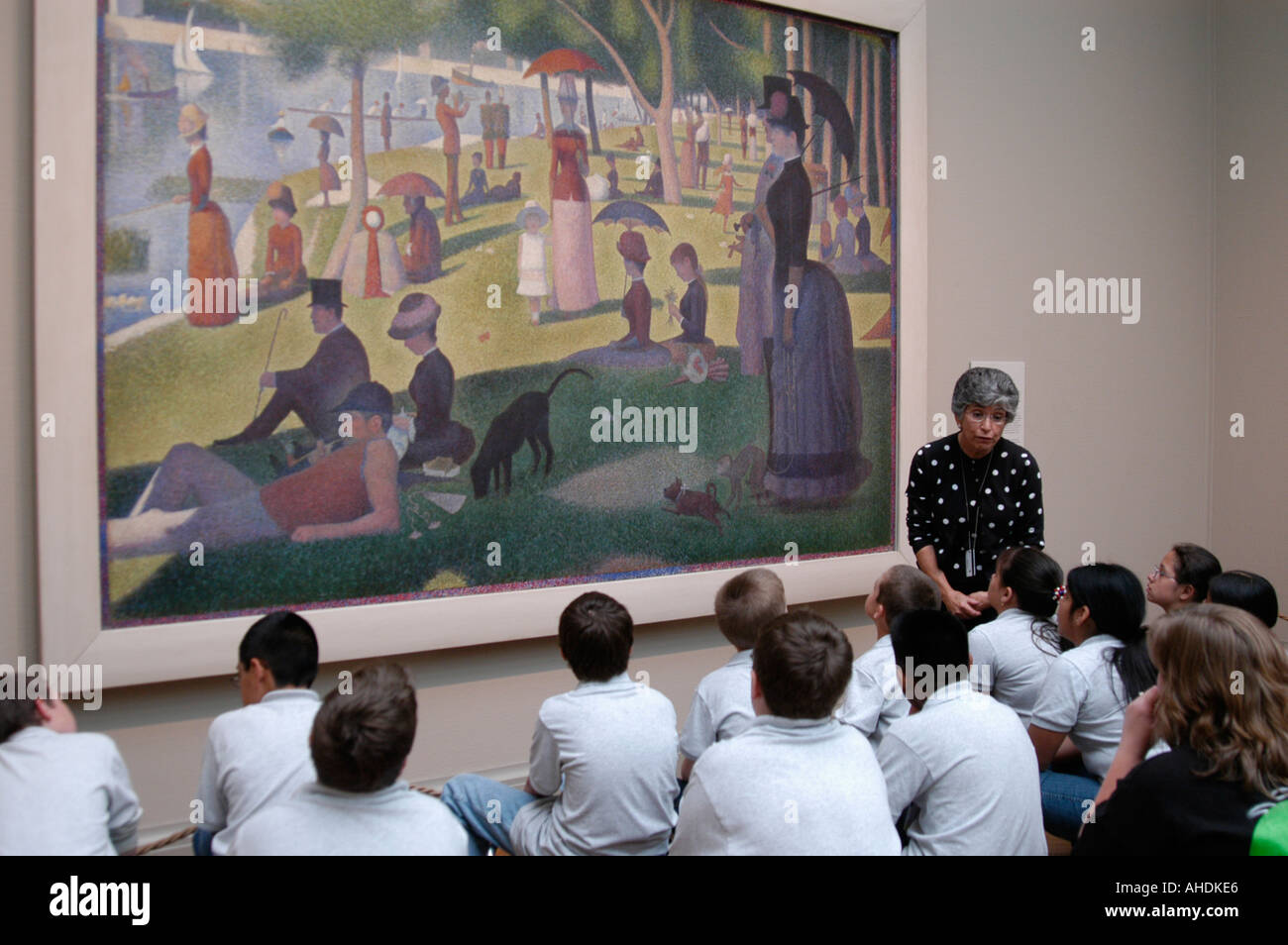 Critico Аrt leggere una lezione per gli studenti nei pressi di pittura, Art Institute di Chicago, Illinois, Stati Uniti d'America Foto Stock