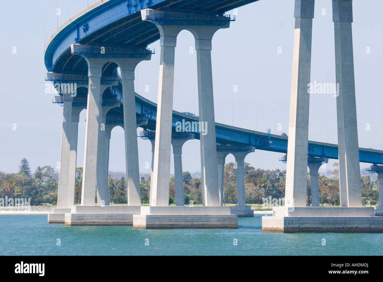 San Diego Coronado Bridge, che mostra il grazioso linee curve per le quali è famosa. Foto Stock