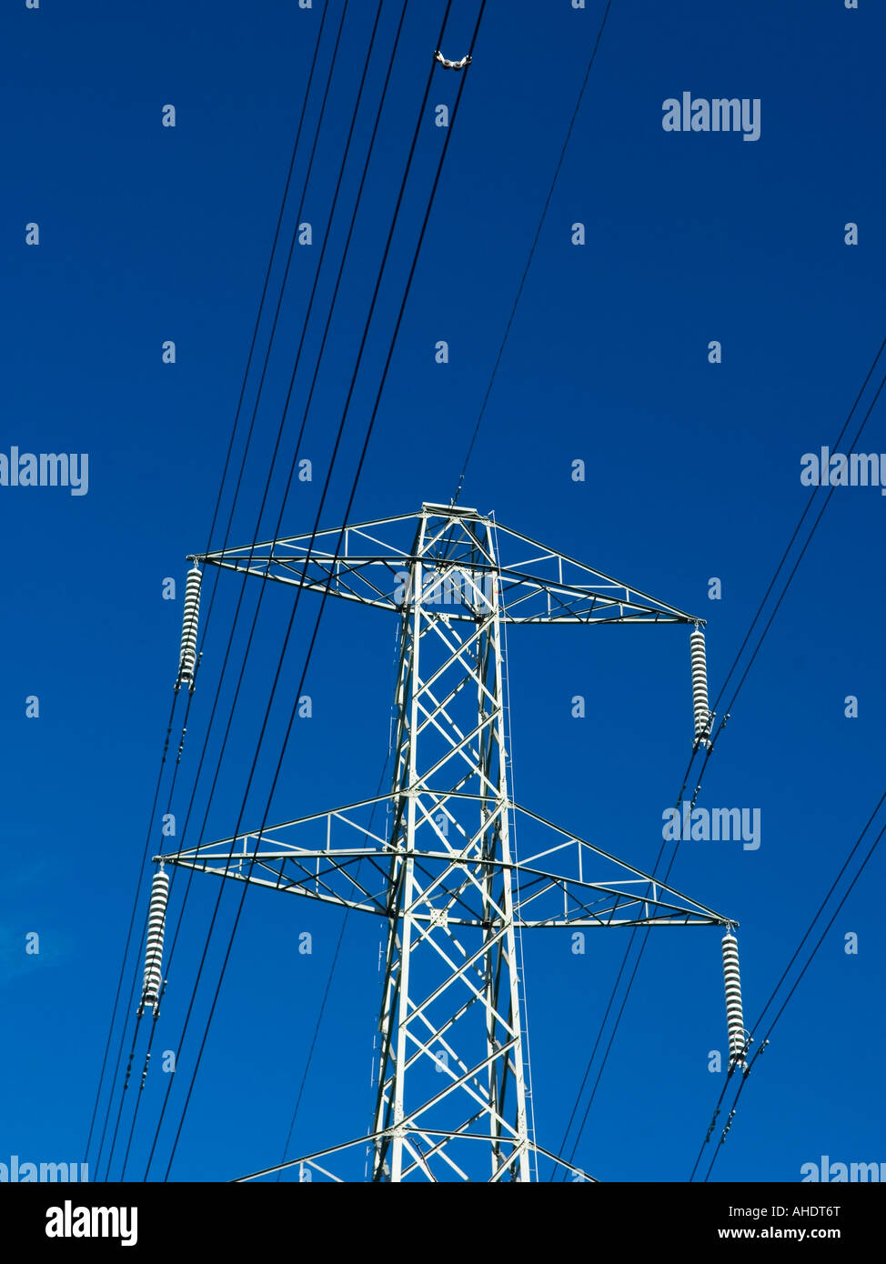 Alta tensione AC pilone di trasmissione in urban area residenziale Worcester Park Kingston upon Thames Surrey in Inghilterra REGNO UNITO Foto Stock