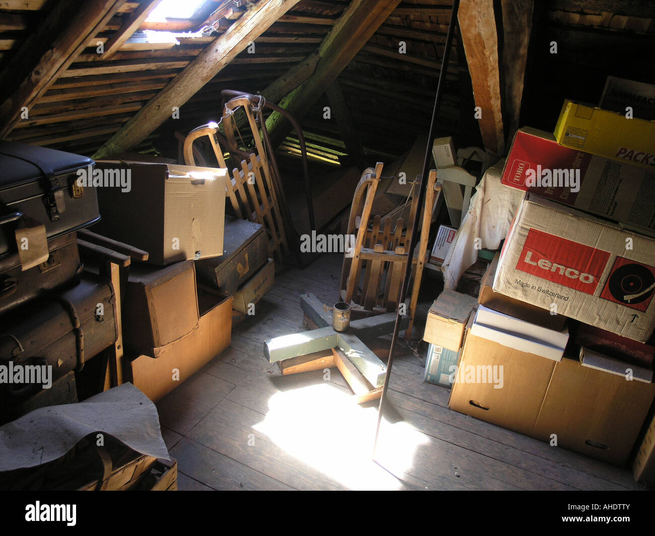 Dachboden mit Schlitten attico con lo slittino Germania Foto Stock