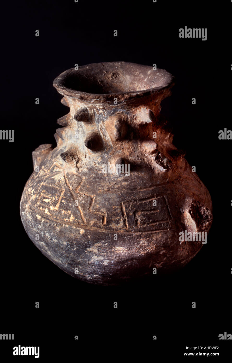 Zapoteco urna funeraria trovati in una tomba che offre in una rovina archeologica sito, Oaxaca, a sud del Messico centrale Foto Stock