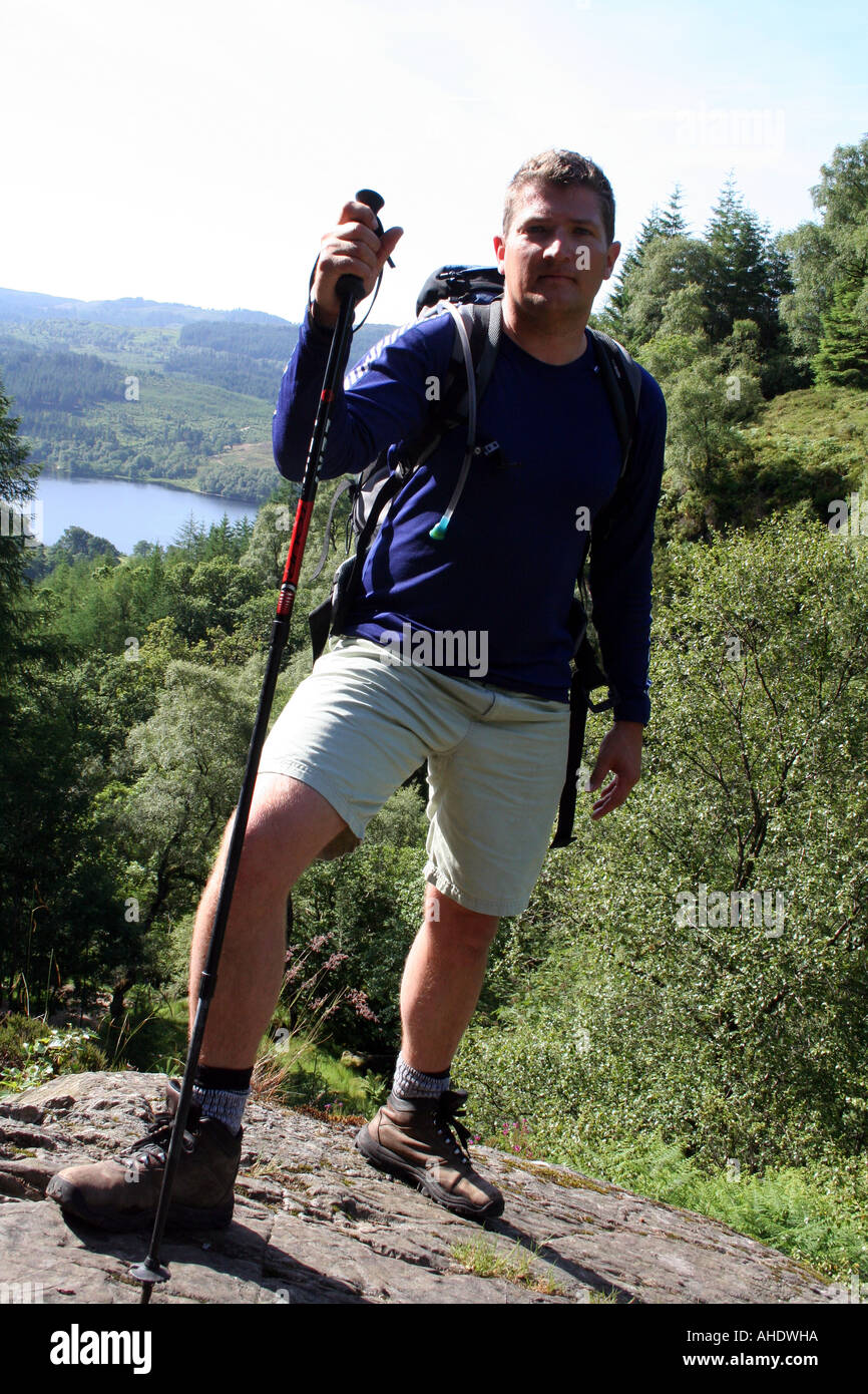 Walker / scalatore / escursionista nelle Highlands scozzesi montagne Foto Stock