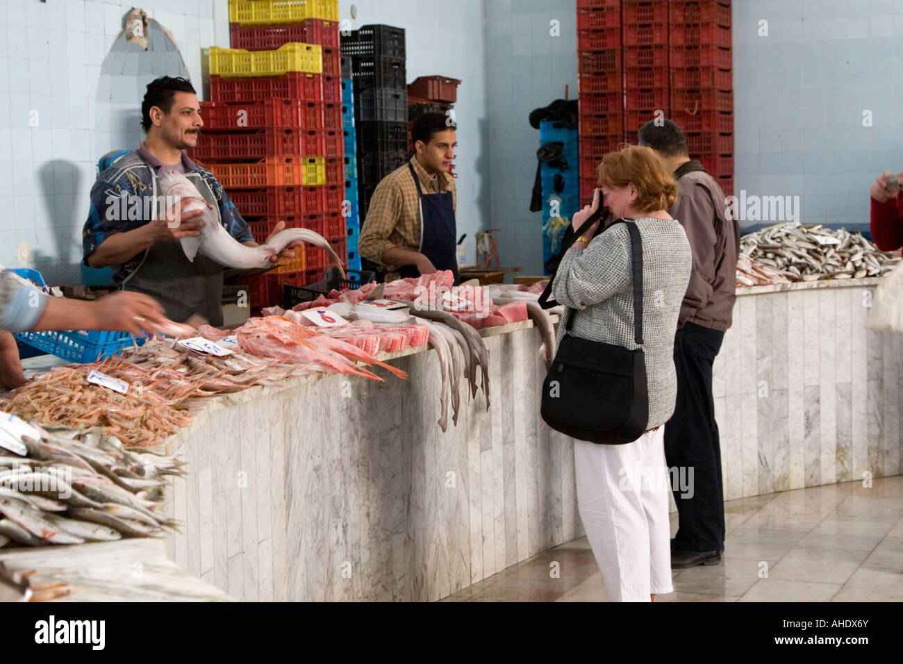 Tripoli, Libia. Tourist prende foto nel mercato del pesce, Rashid Street Foto Stock