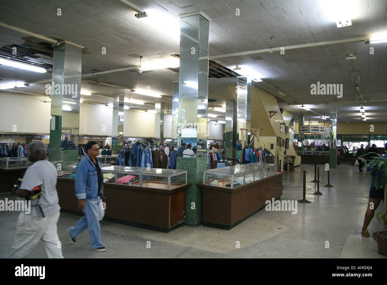 La Habana Cuba all'interno di un Stato possedeva un supermercato dove si paga con pesos locali non molto per acquistare lì gli scaffali vuoti Foto Stock