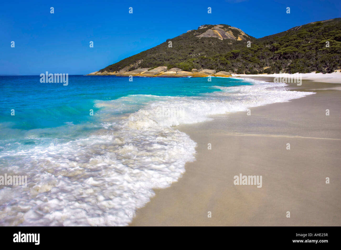 Rottura d'onda sulla piccola spiaggia a due Popoli Bay riserva naturale nei pressi di Albany, Australia occidentale Foto Stock