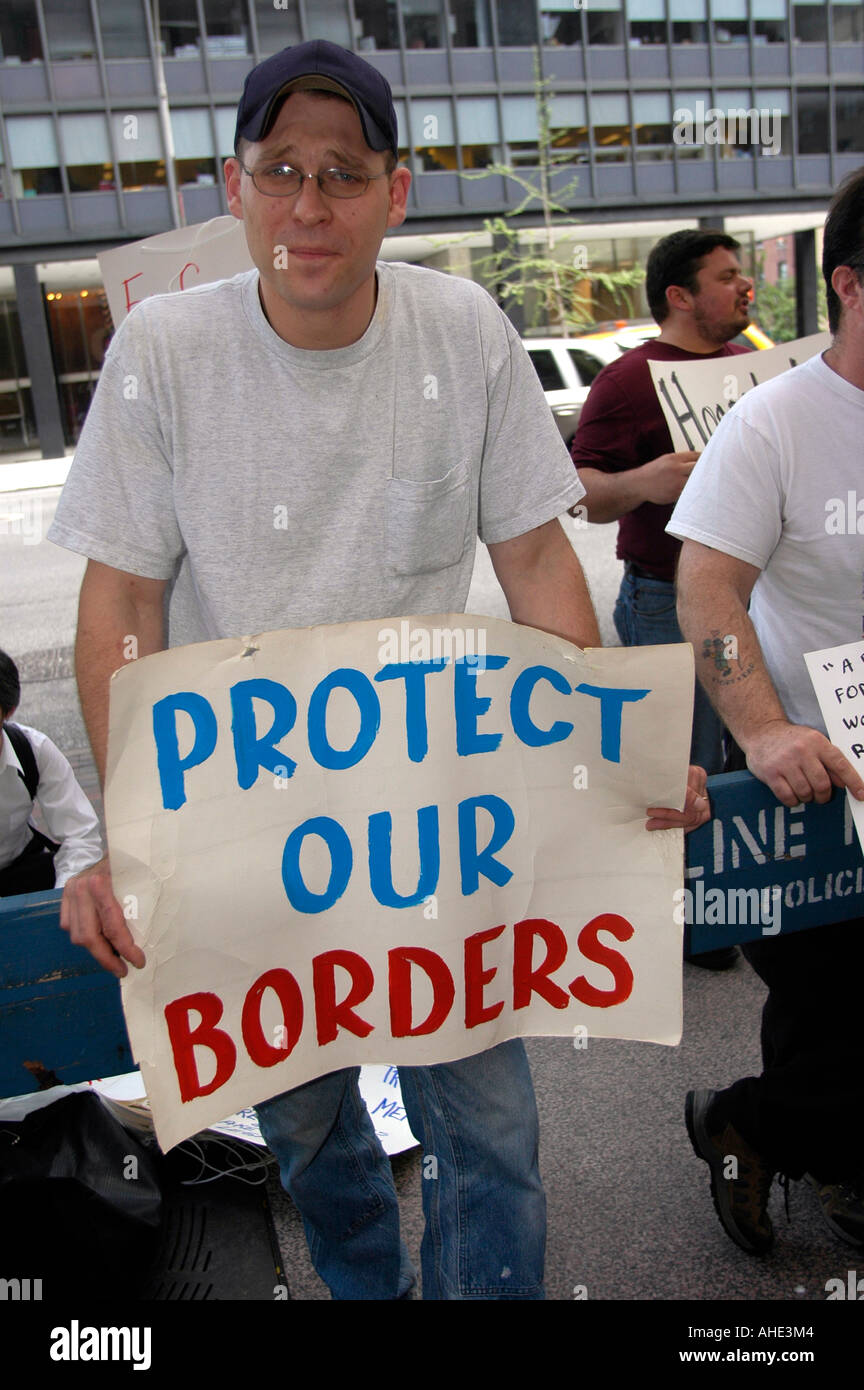 Anti immigrazione manifestanti davanti a NY il senatore Hillary Clinton s Midtown New York office Foto Stock