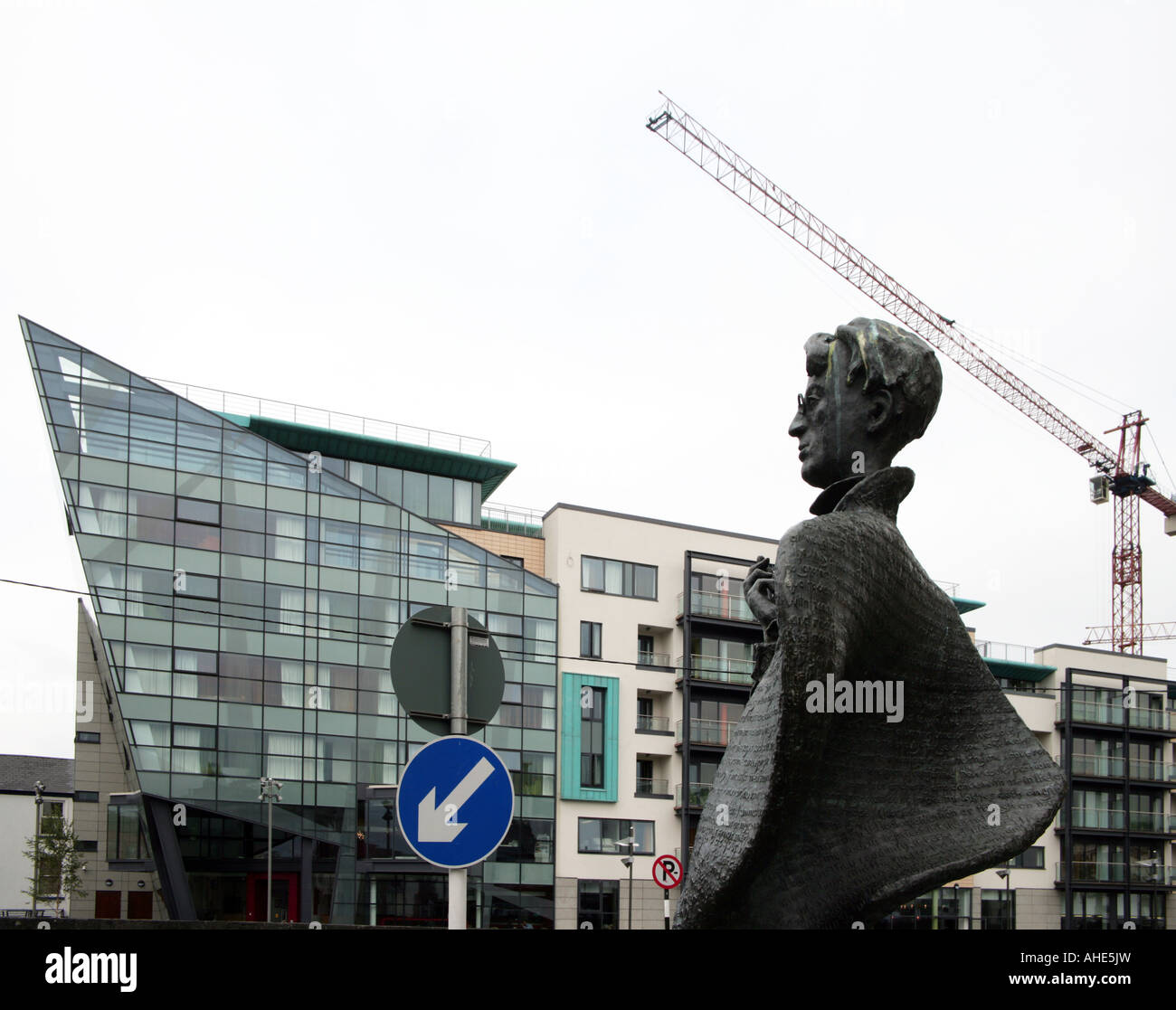 Statua di W B Yeats Irlanda s Nobel poeta vincente Sligo town center cercando acroos il fiume di serra Foto Stock