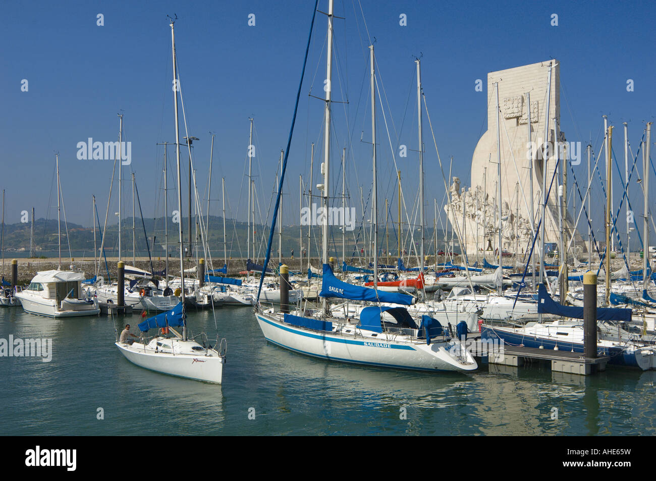 Il marina di Belém, Lisbona, il monumento alle scoperte in background Foto Stock