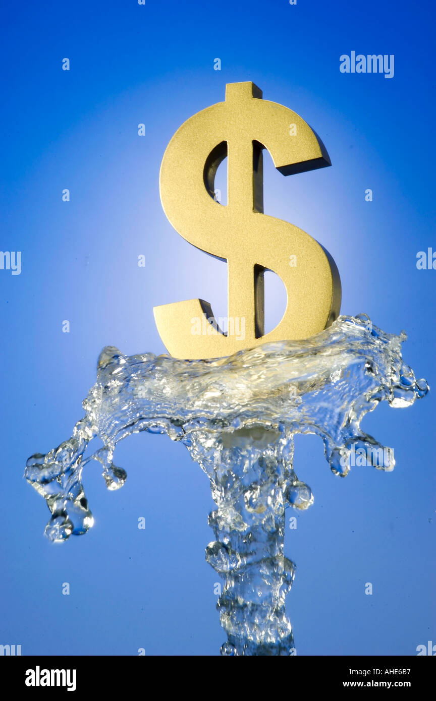 Oro dollaro sul tubo di lancio di acqua Foto Stock