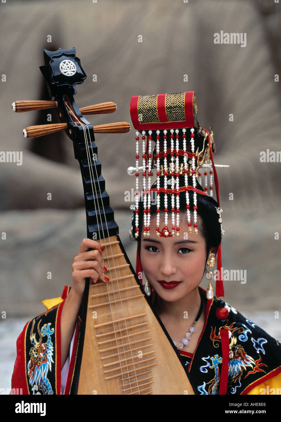Donna con sitar, Cina Foto Stock
