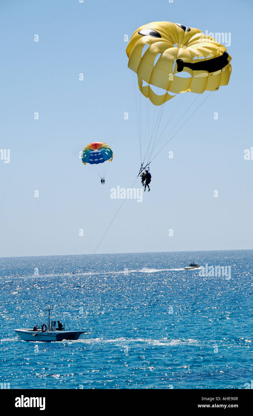 Parapendio off Nissi spiaggia nei pressi di Ayia Napa sull'isola Mediterranea di Cipro UE Foto Stock