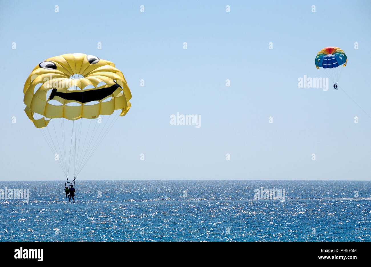 Parapendio off Nissi spiaggia nei pressi di Ayia Napa sull'isola Mediterranea di Cipro UE Foto Stock