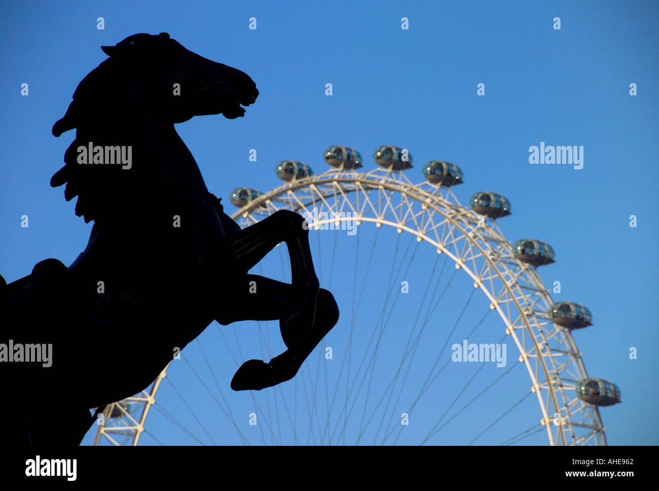 Regno Unito Londra Queen Boudicca (Boadicea) statua & London Eye Foto Stock