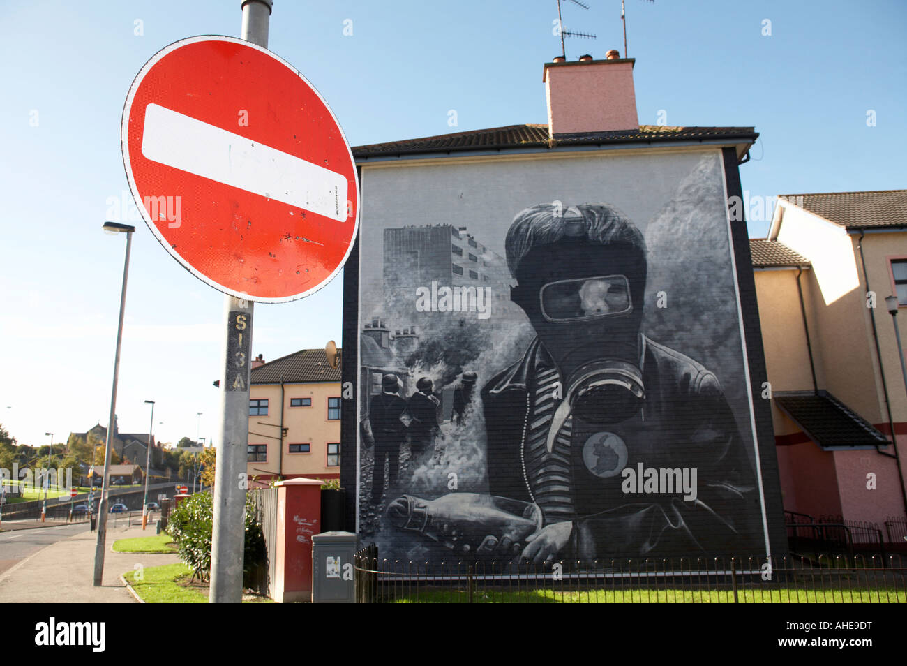 Nessuna voce cartello stradale e il bombardiere benzina alla battaglia del Bogside , parte dei popoli gallery murales in Rossville Street di Foto Stock