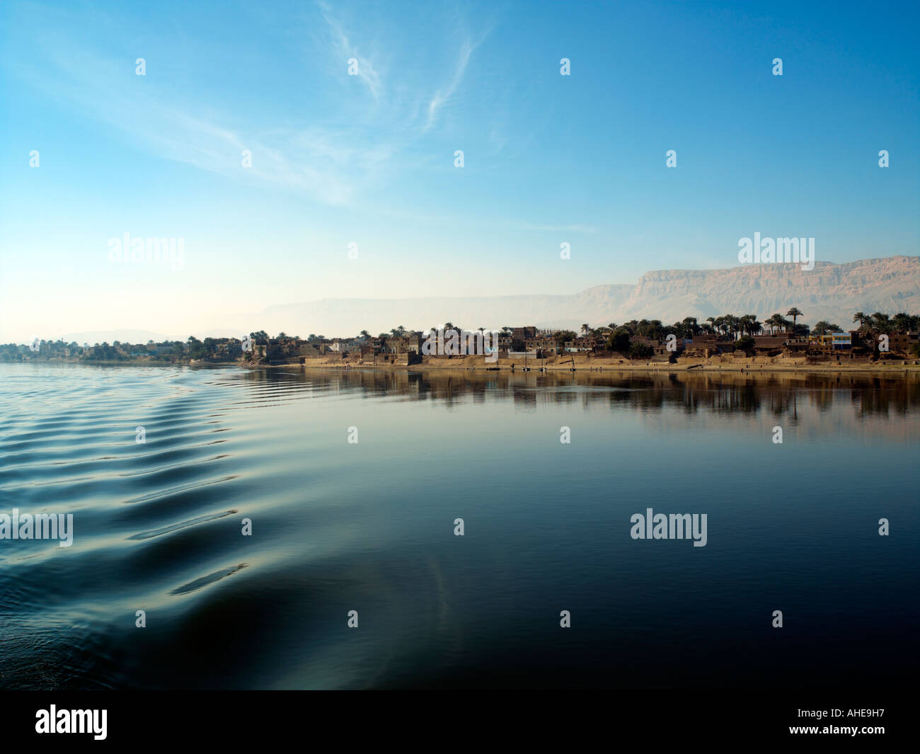 Vista della sponda ovest del Nilo da una barca sul fiume downriver con testa sul suo modo di Dendera Foto Stock