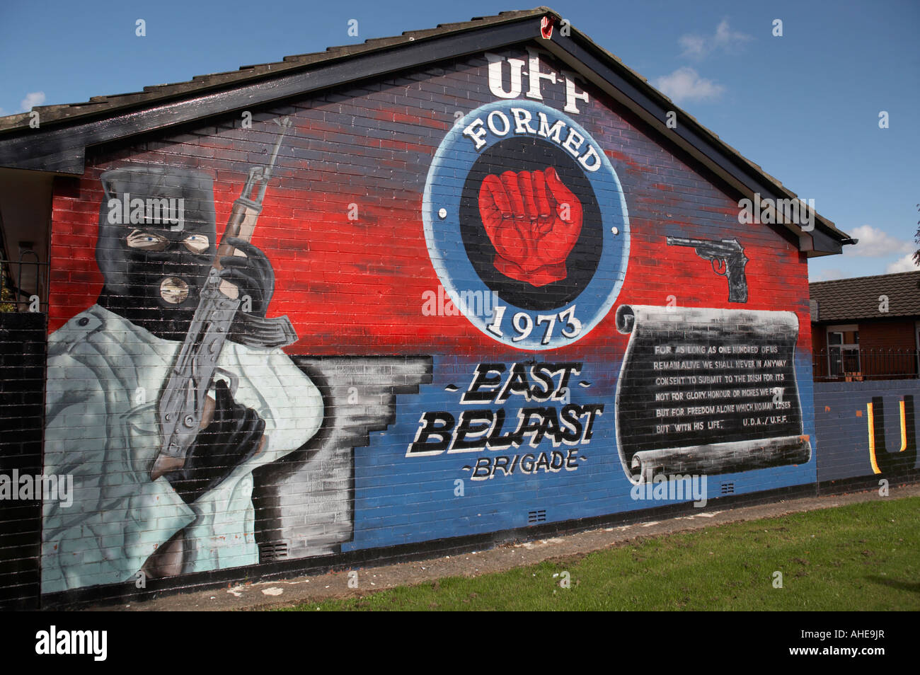 Murales lealisti nella Bassa Newtownards Road area protestante di East Belfast Irlanda del Nord . UFF Ulster Freedom Fighters murale Foto Stock