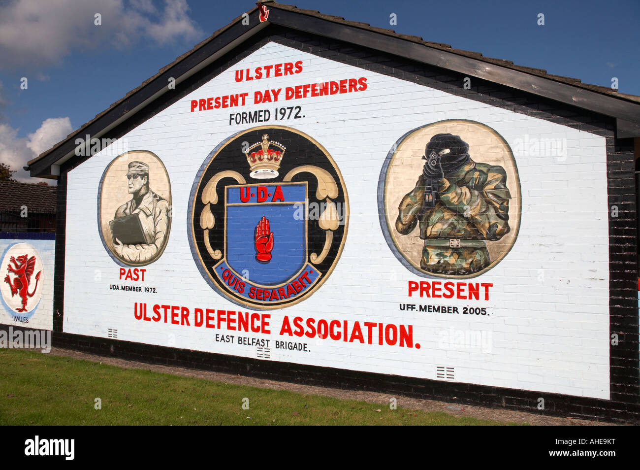 Murales lealisti nella Bassa Newtownards Road area protestante di East Belfast Irlanda del Nord . UDA Ulster Defence Association è stata Foto Stock