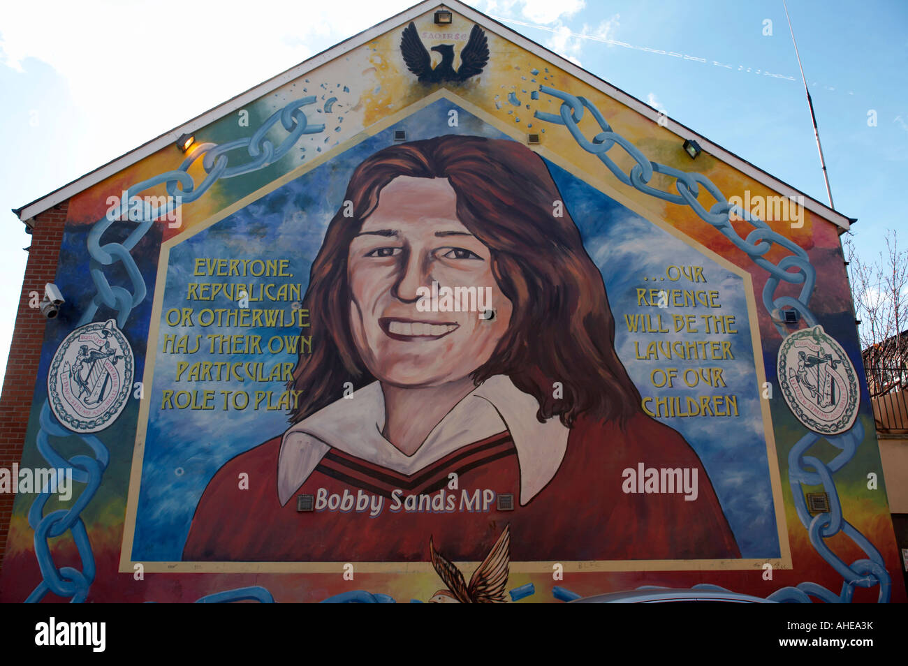 Bobby Sands memorial murale dipinto sul timpano parete del Sinn Fein sede in età repubblicana falls road Foto Stock