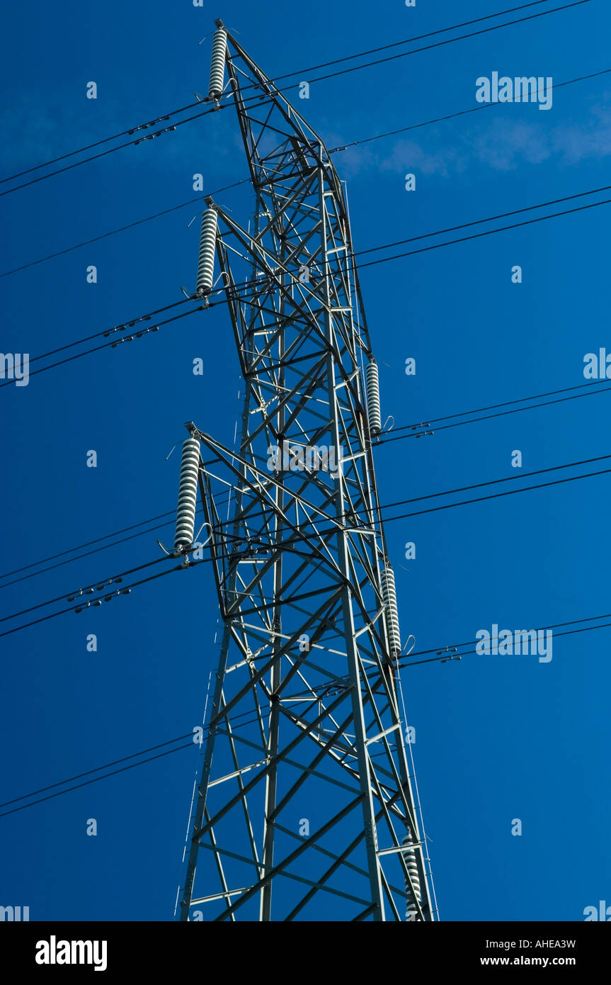 Alta tensione AC pilone di trasmissione in urban area residenziale Worcester Park Kingston upon Thames Surrey in Inghilterra REGNO UNITO Foto Stock