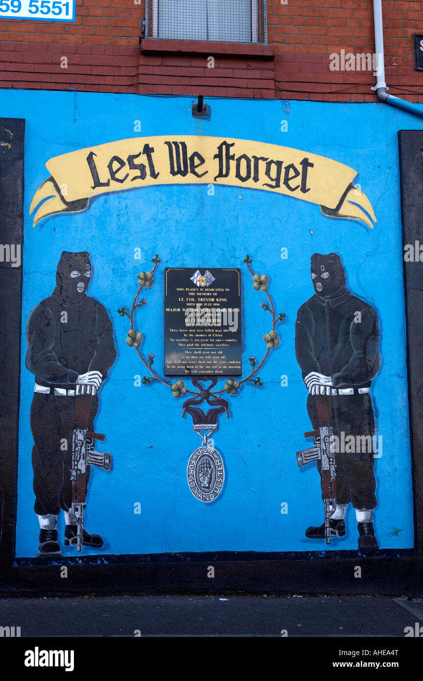 Murales lealisti in basso Shankill Road area della parte occidentale di Belfast Irlanda del Nord . Ulster Volunteer Force Memorial UVF murale Foto Stock
