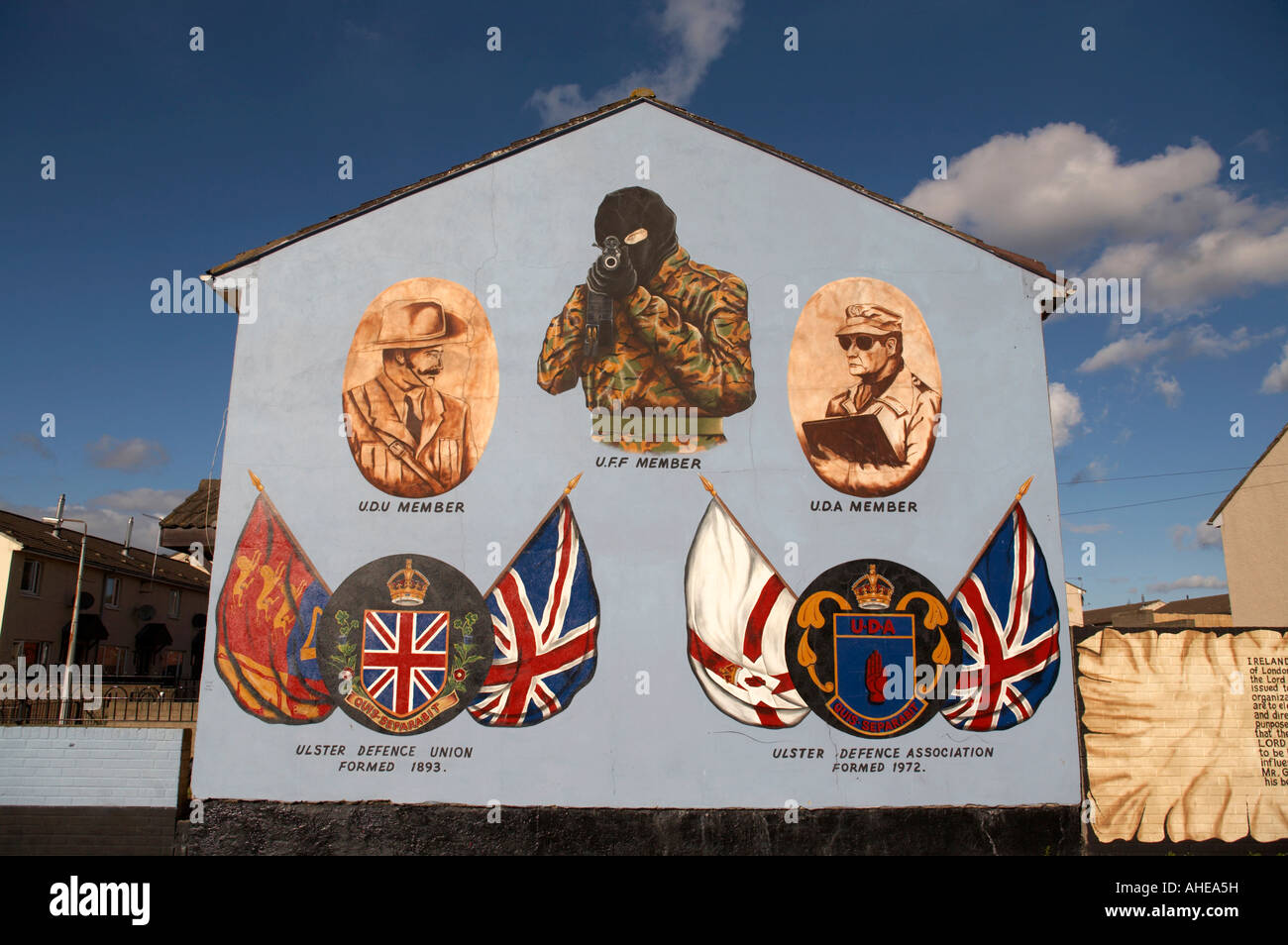 Murales lealisti in basso Shankill Road area della parte occidentale di Belfast Irlanda del Nord . UDA Ulster Defence Association e UDU Ulster Foto Stock