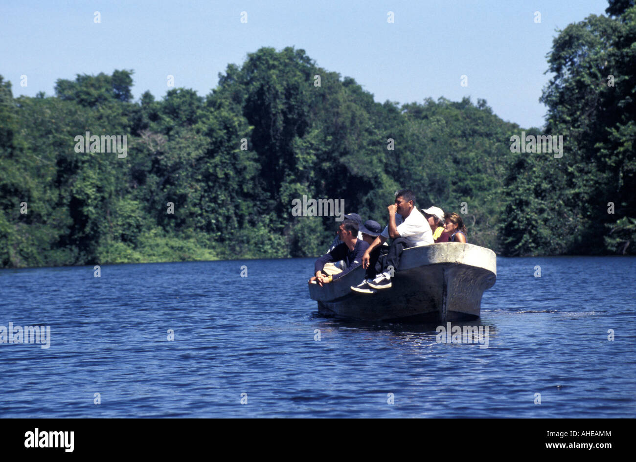 I turisti la visualizzazione di fauna selvatica da un lancio, Cuero y Salado Wildlife Refuge, Honduras Foto Stock