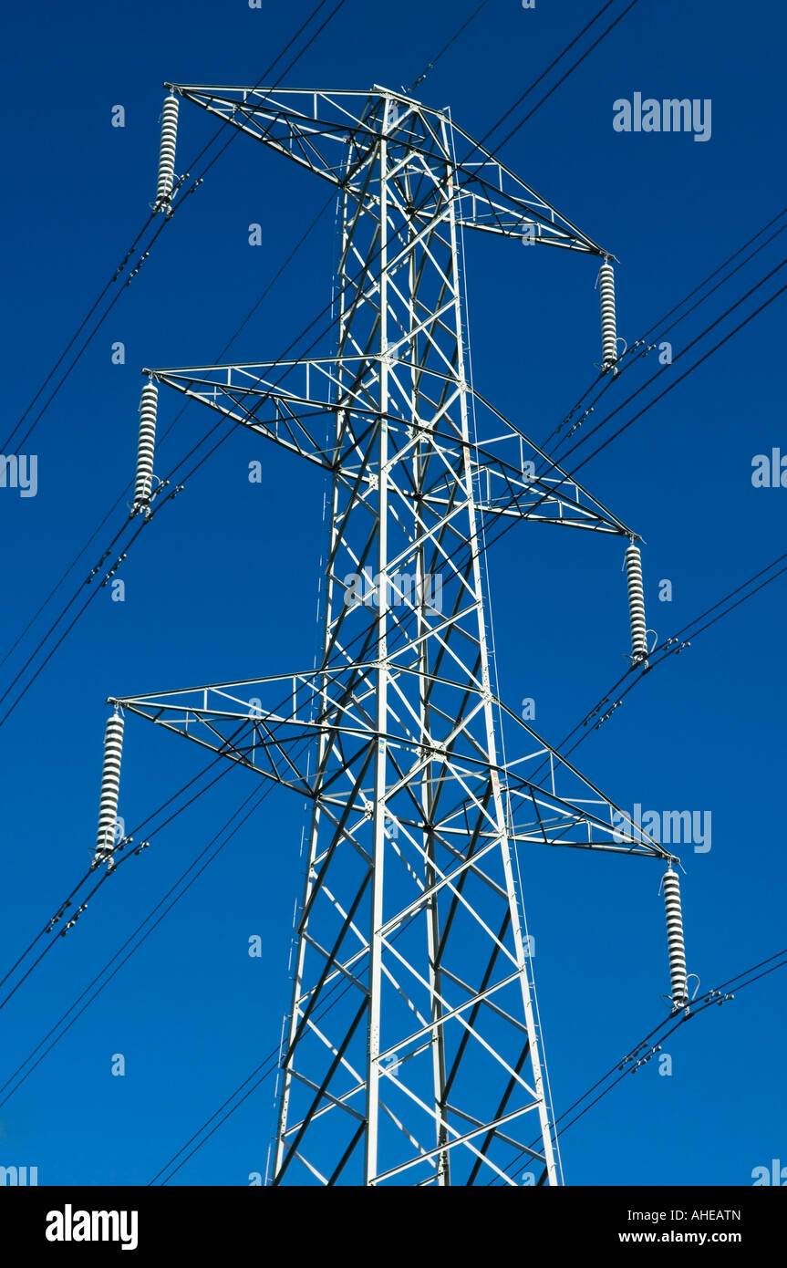 Alta tensione AC pilone di trasmissione in urban area residenziale Worcester Park Kingston upon Thames Surrey in Inghilterra REGNO UNITO Foto Stock