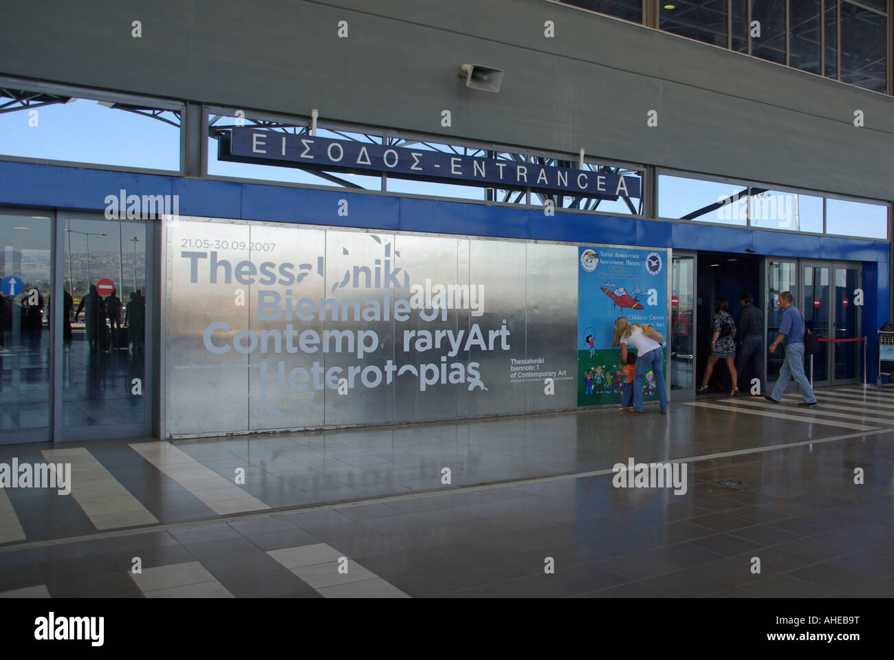 Dall'Aeroporto di Salonicco passeggeri entrare in sala partenze Foto Stock